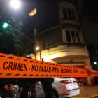 Fotografía de una cinta policial que delimita el acceso al domicilio de la vicepresidenta argentina, Cristina Fernández de Kirchner, hoy, en Buenos Aires (Argentina).