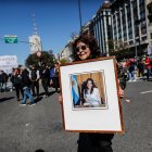 Simpatizantes de Cristina Fernández de Kirchner participan hoy en una movilización en su defensa tras el atentado en su contra, en la Plaza de Mayo en Buenos Aires (Argentina).