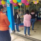 Usuarios esperan su turno en una farmacia adherida al sistema de externalización.