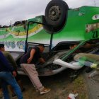 El bus interprovincial terminó volcado afuera de la vía principal.