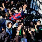 Miles de personas se manifiestan hoy en apoyo a la vicepresidenta argentina Cristina Fernández de Kirchner tras el atentado en su contra, en la Plaza de Mayo en Buenos Aires (Argentina).