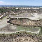 La laguna permanente más grande del Parque Nacional de Doñana (suroeste de España), ha terminado por secarse completamente por la falta de lluvia, el calor y la sobreexplotación del acuífero.