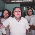 Fotografía realizada en marzo de 2021 por la fotoperiodista venezolana Ana María Arévalo Gosen, ganadora del premio Camille Lepage de 2021, en la que aparecen varias mujeres condenadas por crímenes relacionados con la banda Barrio 18, en la prisión de mujeres de Ilopango, al este de San Salvador (El Salvador).