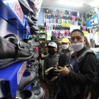 Almacenes. Los padres visitaron masivamente los comercios para conocer las ofertas en calzado para niños.