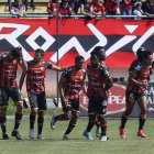 Los jugadores del Deportivo Cuenca festejan el gol de la igualdad ante Independiente del Valle, anotado por Bruno Duarte (izquierda), en el arranque del segundo tiempo.