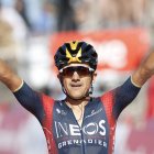 Richard Carapaz, ciclista ecuatoriano de Ineos, levanta sus brazos al cruzar la meta en la etapa 14 de la Vuelta.