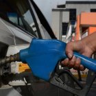 Labor.- Un trabajador llena de combustible el carro de un cliente.