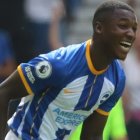 Moisés Caicedo celebra el gol que anotó al minuto 15 y que sirvió para la remontada del Brighton