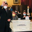 El presidente de Chile, Gabriel Boric, vota el plebiscito constitucional hoy, en el Liceo Industrial Armando Quezada Acharan, en la austral ciudad de Punta Arenas (Chile).