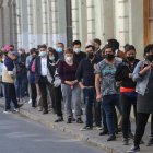Ciudadanos hacen fila para votar el plebiscito constitucional hoy, en Santiago (Chile).