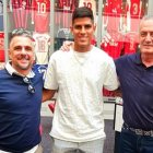 Piero Hincapié llevó a conocer las instalaciones del Bayer Leverkusen a Gustavo Alfaro (d).