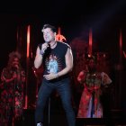 Carlos Vives interpretando "Ella es mi fiesta".