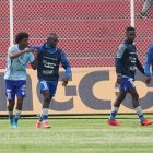 Jéfferson Arce (izquierda) celebra el primer gol de Macará sobre Mushuc Runa.