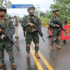 Vigilancia. Miembros de Fuerzas Armadas en el puente Internacional de Mataje, parroquia de San Lorenzo, una de las zonas más conflictivas.