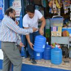 Muchos ciudadanos debieron abastecerse de agua potable a través de bidones que expenden en  las tiendas