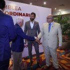 Jorge Delgado, titular del COE, saluda a Baltazar Medina, presidente de la Obebo, mientras Sebastián Palacios, ministro del Deporte, observa.