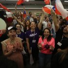 Promotores de la opción "Rechazo" al plebiscito constitucional se reúnen a la espera de resultados, hoy, en Santiago (Chile).