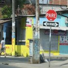 En calles aledañas a las del asadero en donde se produjo el estallido y posterior asesinato, algunos negocios lucen cerrados. Es un efecto visible del temor que tienen sus propietario