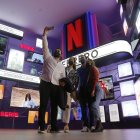 Fotografía de archivo fechada el 19 de febrero de 2022 que muestra a personas mientras visitan la Caja Netflix, una estrategia para acercar al público con la series y películas de la plataforma, en Guadalajara, estado de Jalisco (México).