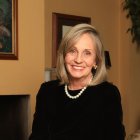 Durante sus años en Ecuavisa, Mónica tuvo la oportunidad de entrevistar a los cantantes más populares del momento, como Raphael y Julio Iglesias.