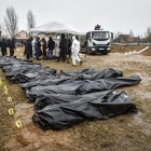 Agentes de la policía forense ucraniana exhuman cuerpos de una fosa común descubierta en Bucha, en las afueras de Kiev, el 8 de abril.