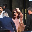 Cristina Fernández de Kirchner saluda a sus simpatizantes mientras sale de su residencia custodiada por un dispositivo de seguridad, en Buenos Aires (Argentina)