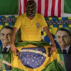 El comerciante "WJ", de 52 años, posa con dos armas de fuego que usa para su seguridad personal, el 25 de agosto de 2022, en Brasilia (Brasil). El número de civiles armados en Brasil ha aumentado un 473 % desde que el ultraderechista Jair Bolsonaro llegó al poder, en enero de 2019, y el asunto preocupa a las autoridades electorales de cara a los comicios del 2 de octubre próximo. EFE/ Joédson Alves