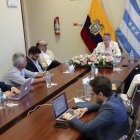 El 23 de agosto el presidente publicó una foto en la que se ve trabajando en la consulta a Jiménez; el secretario de la Administración, Iván Correa; al secretario Jurídico, Fabián Pozo; y a Leonardo Laso, secretario de Comunicación, entre otros.