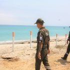 Inspección. Personal de la Policía de Ambiente acudió al sitio para constatar la colocación de decenas de estacas de hormigón en un tramo de la vía Capaes-Punta Barandúa.