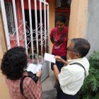 Acción.- Esposos Testigos de Jehová comparten el mensaje bíblico en el sur de Guayaquil.