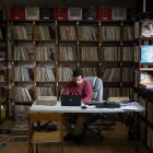 Caracas. Manuel Guzmán organiza discos de vinilo en la tienda El Marchante, el 26 de agosto de 2022.