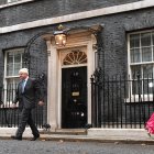 Boris Johnson abandona su residencia oficial de Downing Street en Londres, para presentar su renuncia como primer ministro británico a Isabel II.