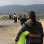 Abrazada a su hijo Mariana contó cómo ha sido vivir los dos últimos años en Socio Vivienda.