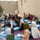 Foto de archivo de un grupo de niñas recibiendo clase en una improvisada escuela en Kunduz, Afganistán.