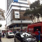 Unidades del Cuerpo de Bomberos de Guayaquil atienden emergencia en el edificio de la Fiscalía en las calles Francisco de Paula Ycaza y Córdova, en el centro de Guayaquil.