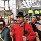 Leonidas Iza en una protesta en los exteriores de la Corte Constitucional este martes.