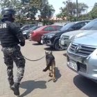 El personal Antiexplosivos del GIR revisó también los parqueaderos para descartar la novedad.