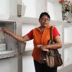 Decisión. Yolanda López escondió la lápida de la tumba de su padre hasta comprar otra protección