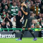 Karim Benzema, atacante del Real Madrid, deja el campo a causa de una dolencia.