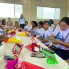 Taller. María Fernanda Vargas ofreció un curso de automaquillaje.