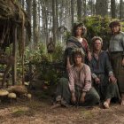 Fotograma cedida por Amazon Studios donde aparecen, de izq. a dcha., Markella Kavenagh como Elanor "Nori" Brandyfoot, Sara Zwangobani como Marigold Brandyfoot, Dylan Smith como Largo Brandyfoot, y Megan Richards como Poppy Proudfellow, durante una escena de la serie "The Lord of the Rings: The Rings of Power".