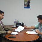 César Cárdenas, del Observatorio Ciudadano entrega el pedido a Francisco del Pözo, delegado de Defensor del Pueblo en Guayas.