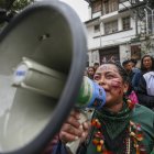Indígenas ecuatorianos fueron registrados este martes, durante un plantón, en los exteriores de la sede de la Corte Constitucional de Ecuador, en Quito (Ecuador).