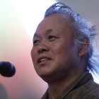 Fotografía de archivo del director de cine surcoreano Kim Ki-duk durante la presentación de su película ""Humano, espacio, tiempo y humano"" en el Festival de Cine de Moscú en abril de 2019.
