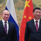 El presidente ruso, Vladimir Putin (izq), y su homólogo chino, Xi Jinping (der), posan para una fotografía durante su reunión en Pekín el 4 de febrero de 2022.