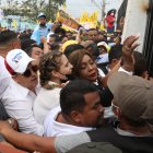 Mayra Montaño, popularmente conocida como La Bombón, quien aspira a reelegirse como concejal de Guayaquil, pugna por ingresar a la Delegación Electoral del Guayas.