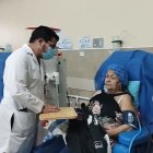 El gerente del hospital visitó la Unidad de Diálisis para desmentir que se solicitan los medicamentos a los afiliados.