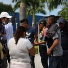 Pedido. La seguridad es el principal pedido de la ciudadanía, ayer familiares de una víctima asesinada en Durán esperaban noticias en los exteriores de la morgue.