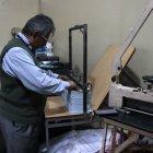 Una imprenta ubicada en el centro-norte de Quito, cerca del parque América, realiza procesos como corte y encuadernación de las facturas de manera manual.