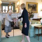 La reina Isabel II recibe a Liz Truss durante una audiencia en Balmoral, Escocia, este 6 de septiembre.
